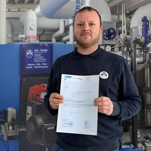 Herr Ruhm mit dem ausgestellten Zertifikat Herr Ruhm mit dem ausgestellten Zertifikat